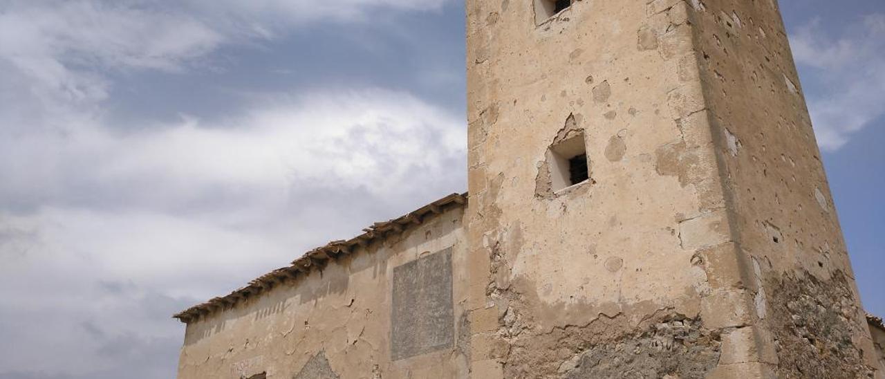 La torre se encuentra precintada y aguarda junto a un parque público el inicio de las obras.