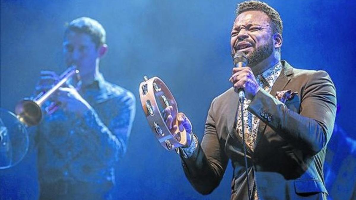 Soul clasicote pero contagioso. Myles Sanko, durante su actuación en los Jardins de l'Ateneu, el sábado.