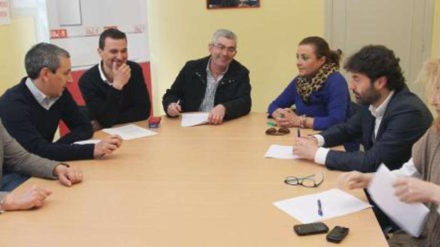 El secretario provincial del PSOE de Ourense, Raúl Fernandez, cuarto por la izquierda, ayer en la permanente de la provincial.  // I.Osorio