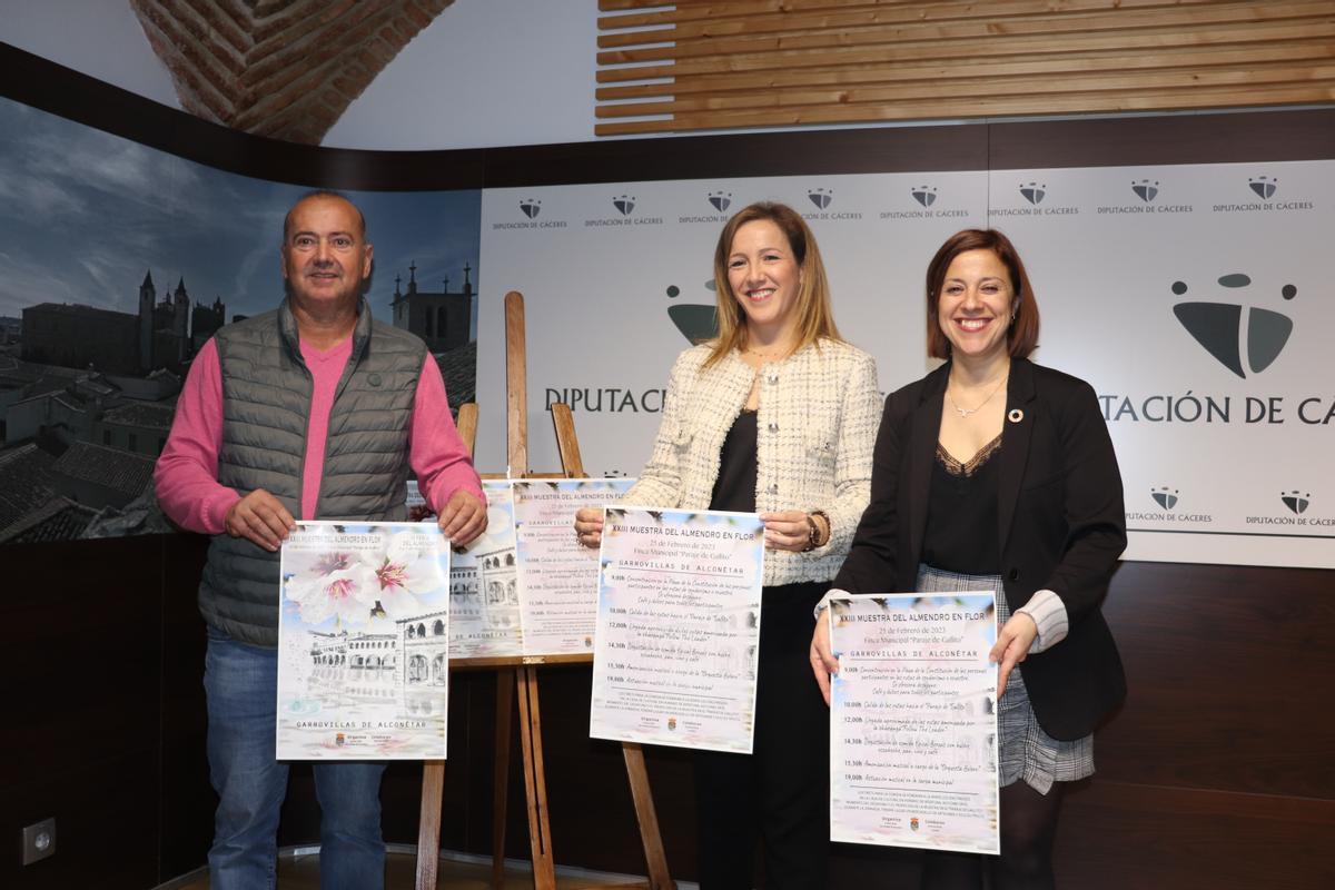 Jesús Ramos, teniente de alcalde; Elisabeth Martín, alcaldesa de Garrovillas; y Patricia Valle, diputada de Turismo.