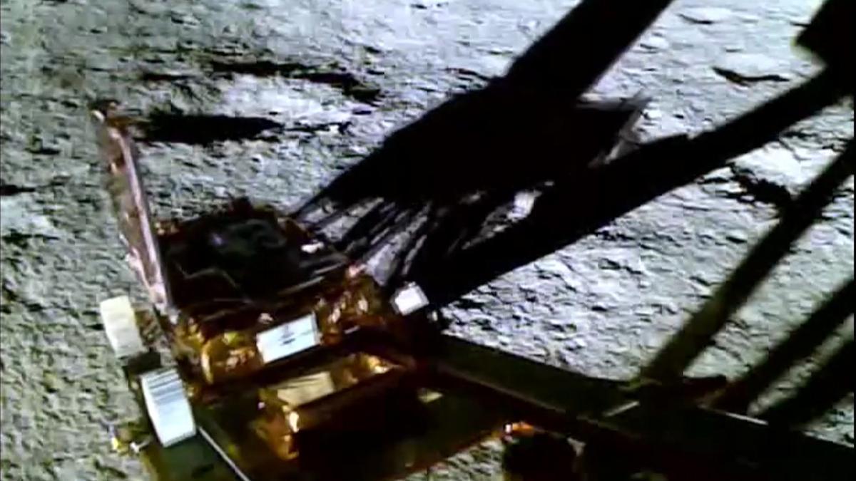 India publica las primeras imágenes de su misión espacial sobre la superficie de la Luna