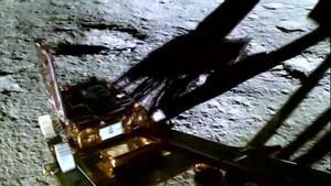 India publica las primeras imágenes de su misión espacial sobre la superficie de la Luna.