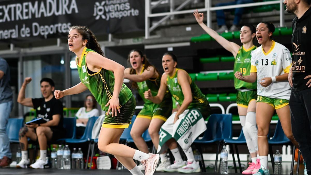 Acción de uno de los partidos del Alter Enersun Al-Qázeres en el pabellón Multiusos.