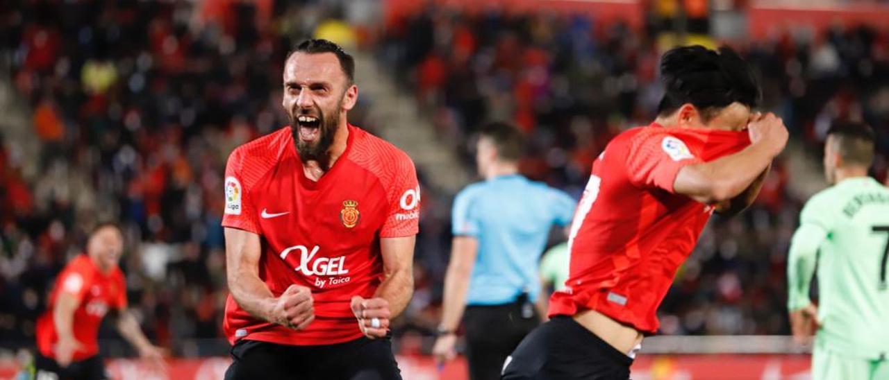 Muriqi celebra el gol de Take que dio el triunfo al Mallorca ante el Athletic.