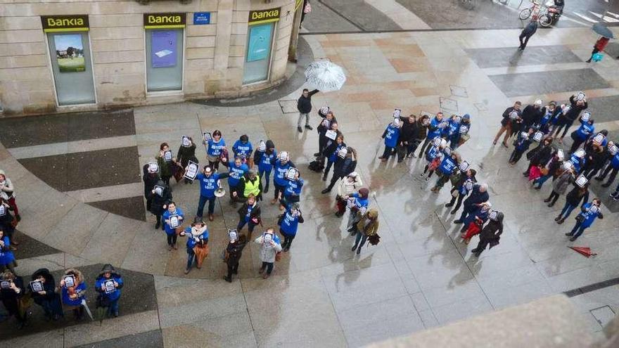 Los funcionarios se concentraron dibujando sobre la calle Rosalía de Castro ante la Audiencia la palabra &quot;loita&quot;. // Rafa Vázquez