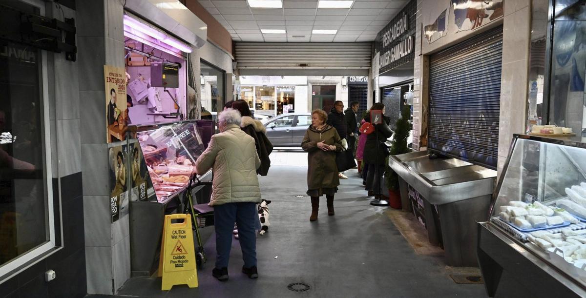 Entrada del Mercado Virxe Peregrina desde la calle Frei Xoán de Navarrete. | RAFA VÁZQUEZ