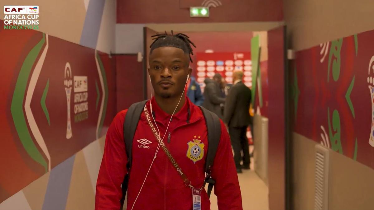 Cipenga antes del partido, donde no disputó minutos.