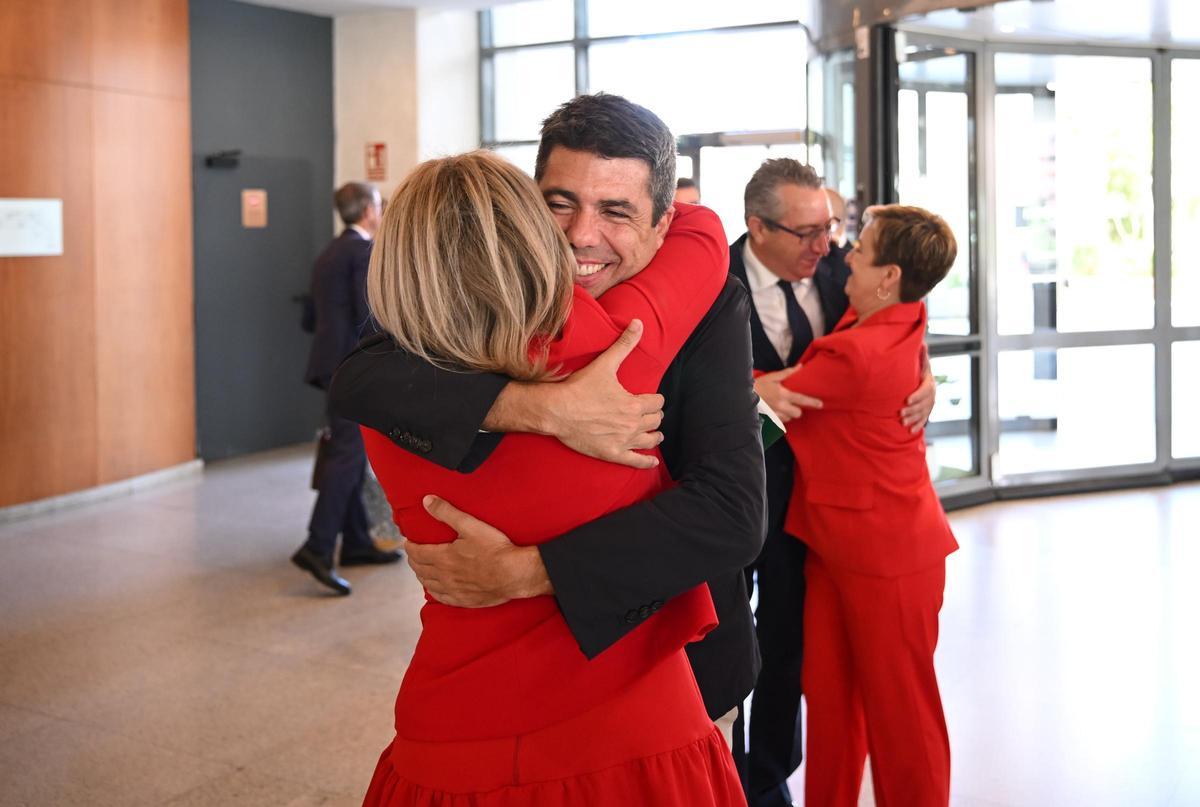 Mazón y Montes en la asamblea de Hosbec.