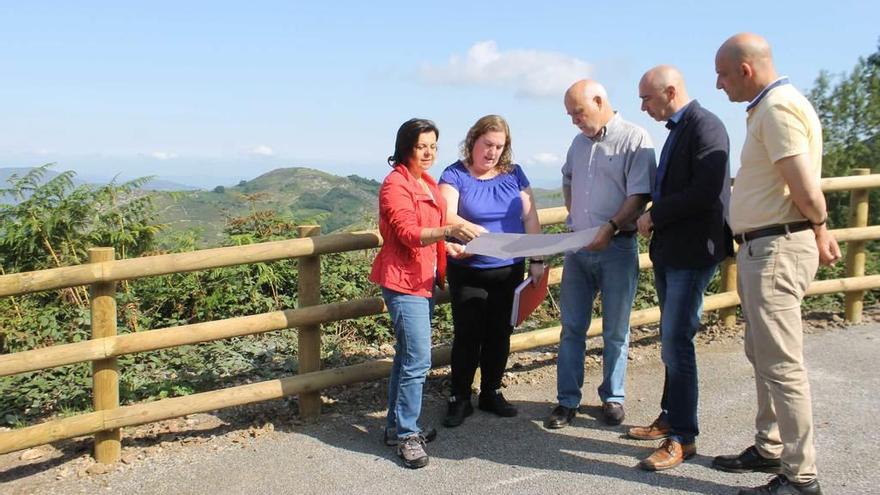 María Jesús Álvarez; la directora de obra Verónica Novel, el director general de Infraestructuras Agrarias, José Antonio Ferrera; Carlos Fernández y y Jesús Antonio Fernández, de la agrupación socialista de Grado.