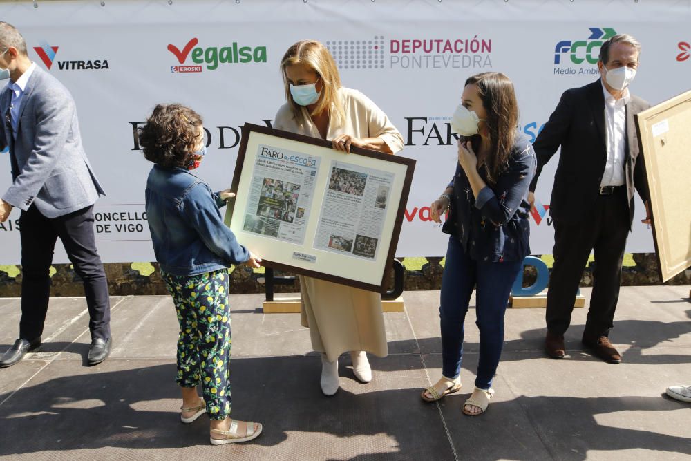 Profesores y alumnos participantes en la quinta edición de FARO da Escpña reciben el reconocimiento en Castrelos por su gran trabajo durante un curso marcado por el coronavirus.