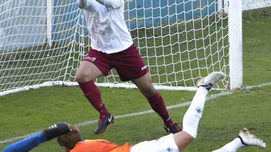 Piquero despeja el balón tras un remate de un jugador del Caudal.