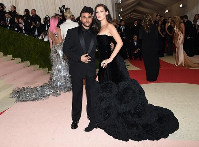 Bella Hadid y The Weeknd en la gala MET