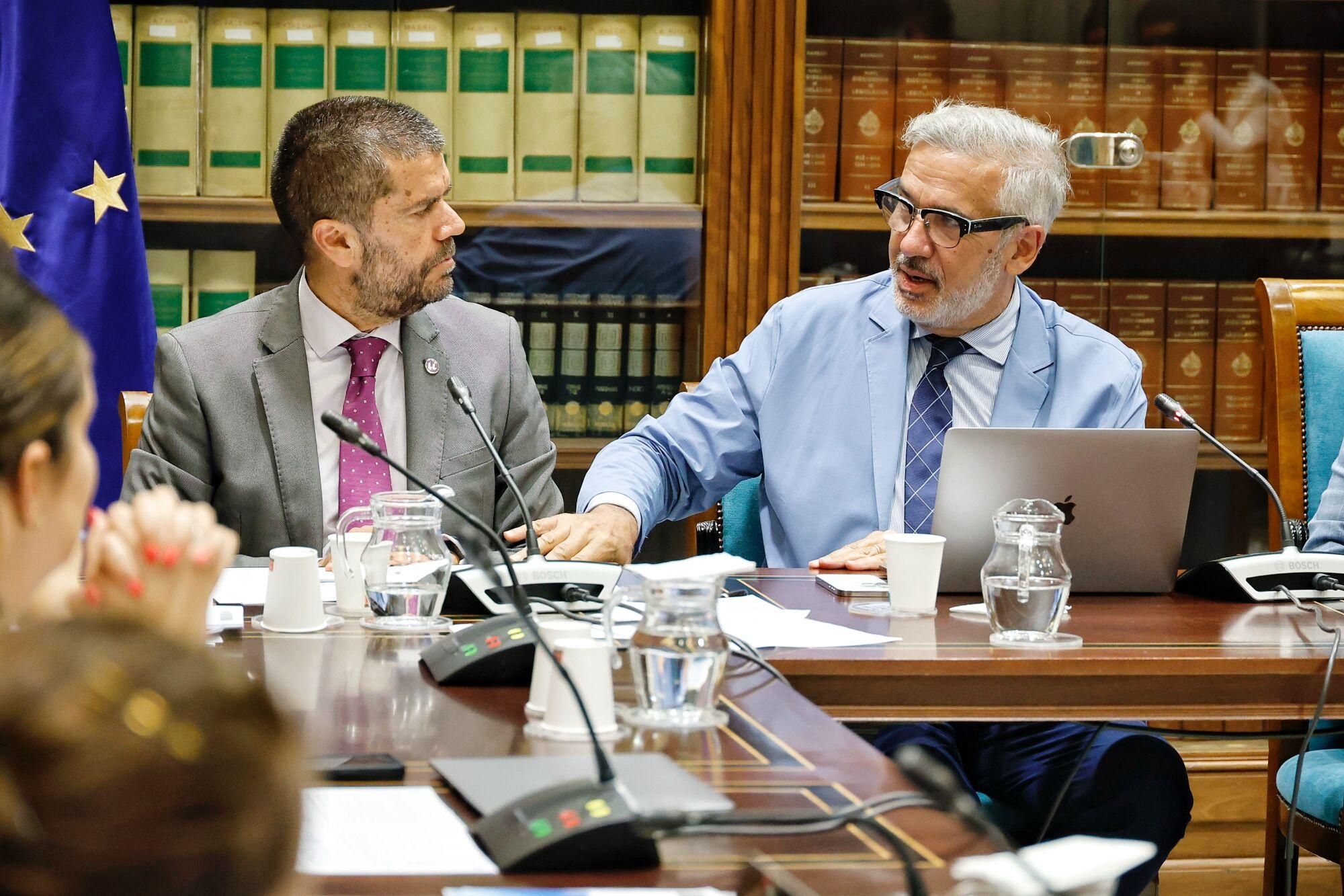 Los rectores canarios comparecen en el Parlamento regional para valorar la ley de ciencia.