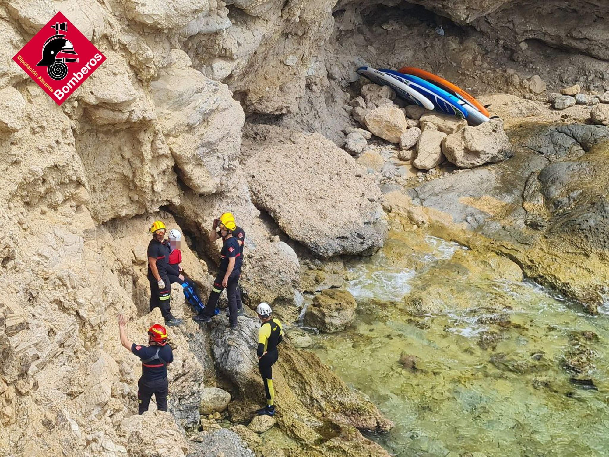 El rescate en la Cala Erizos de Villajoyosa por parte de los bomberos