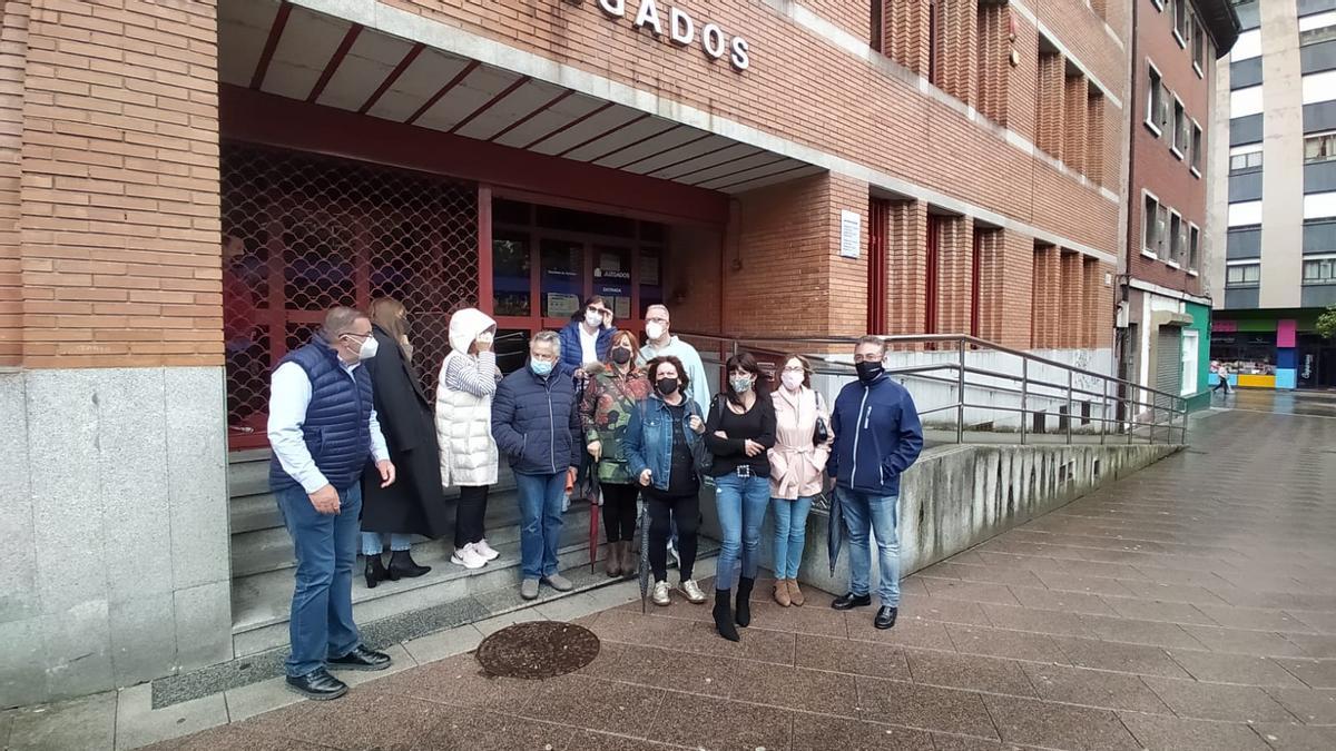 Familiares de la víctima, concentrados hace meses delante del juzgado de Mieres.