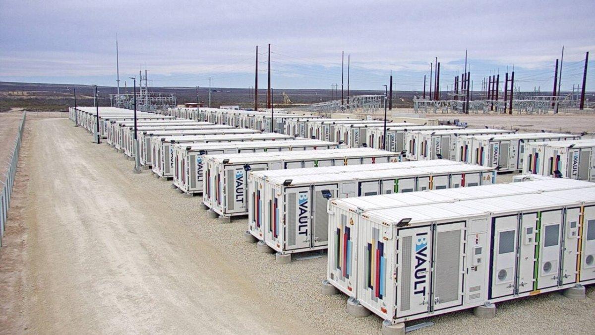 Imagen de una instalación de baterías de litio similar a la proyectada en suelo rústico de Andratx.