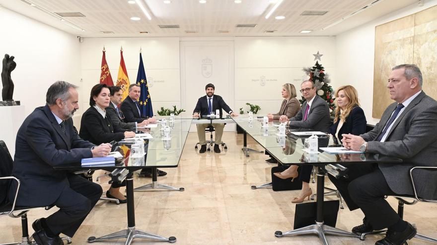 Reunión de López Miras y Arroyo con los directivos de Sabic en San Esteban. | CARM