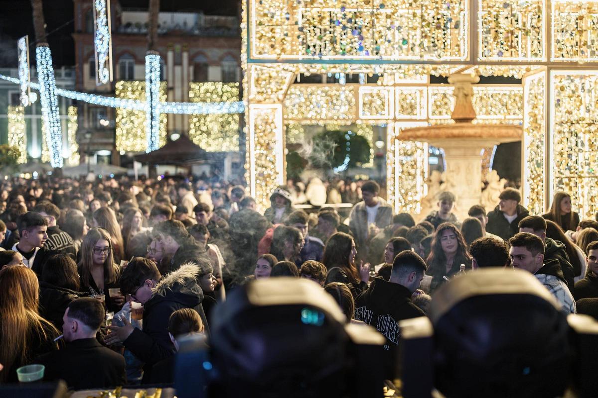Miles de personas llenaron la plaza de España.