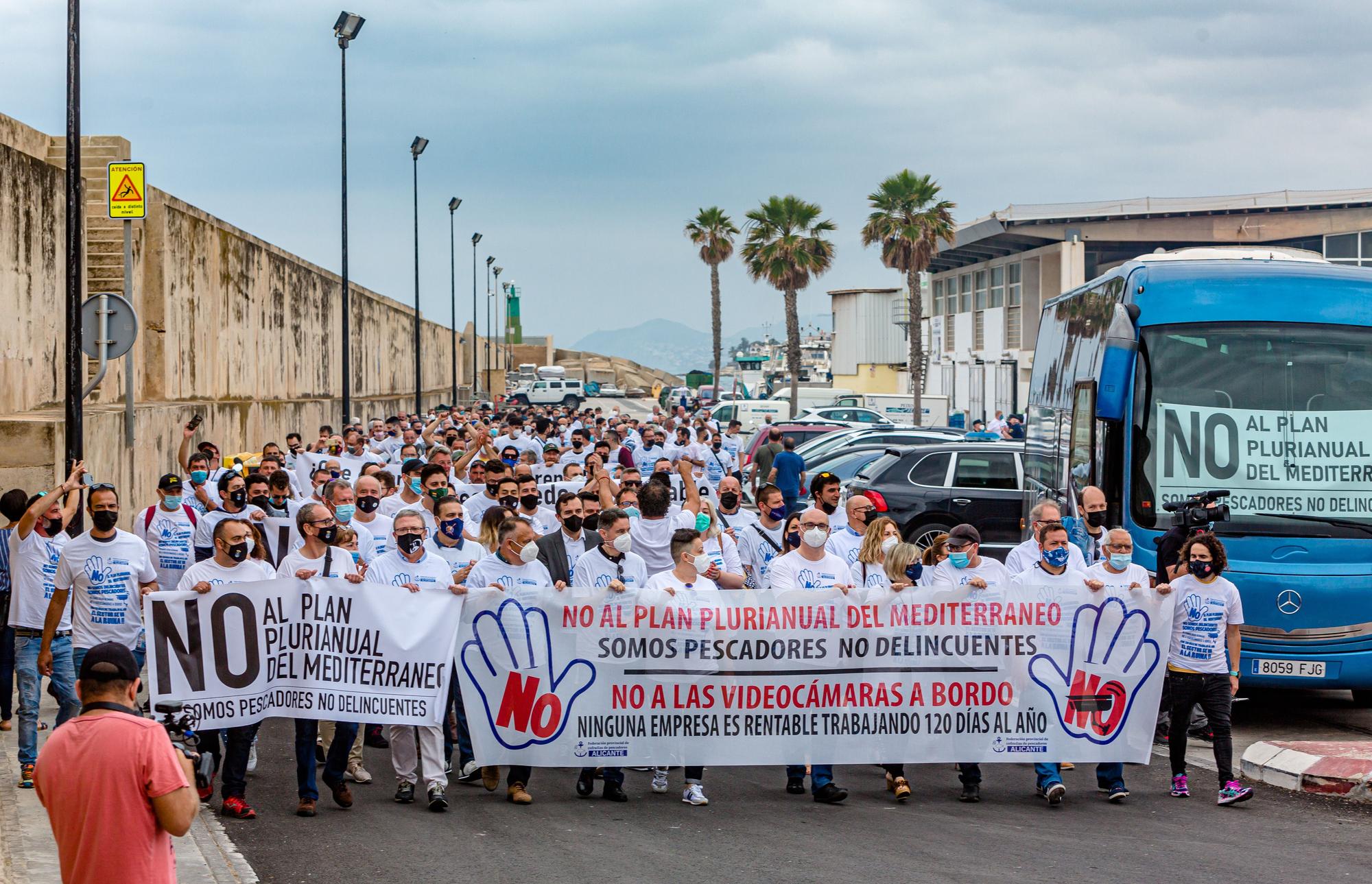 Las cofradías de la provincia protestan en La Vila contra el plan europeo que les obliga a reducir los días de faena