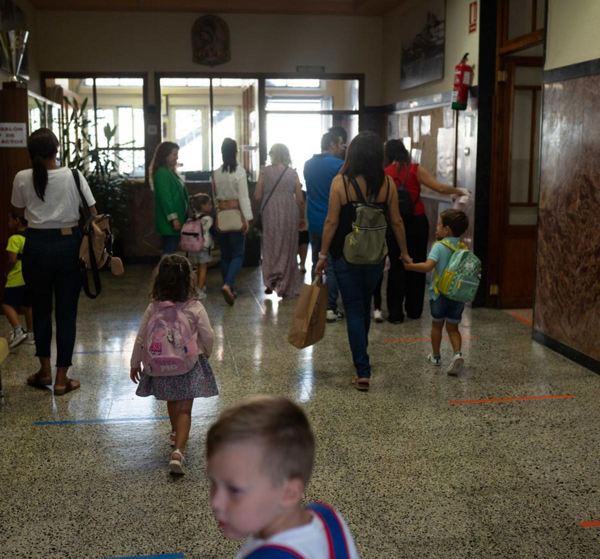 Madres entran con los niños al colegio. | Emilio Fraile