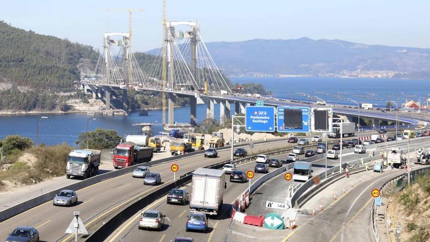 Atascos durante la obra del puente de Rande.