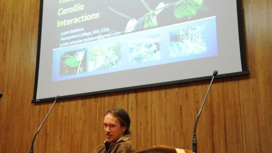 El profesor Justin Baldwin, durante la charla que impartió en Mieres.