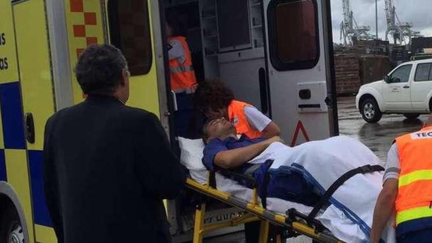 El estibador herido, en la camilla para su traslado en ambulancia a Povisa, donde quedó ingresado. // FdV