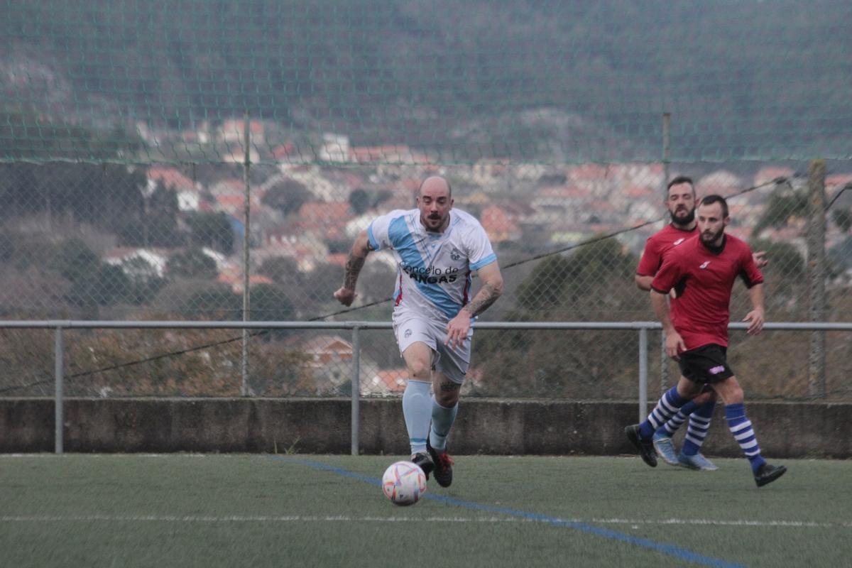 Una acción del derbi disputado ayer en el campo de San Amaro.