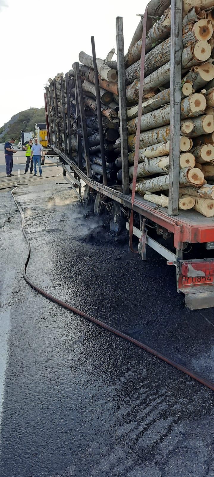 Madera transportada por el camión una vez sofocado el incendio.