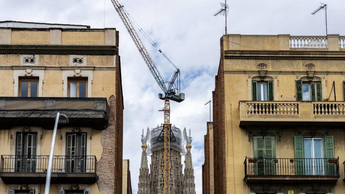 Vista de la Sagrada Família des del carrer d’Aragó.