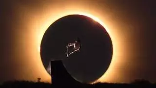 El skater Danny León convierte el eclipse en el escenario de uno de sus trucos más espectaculares