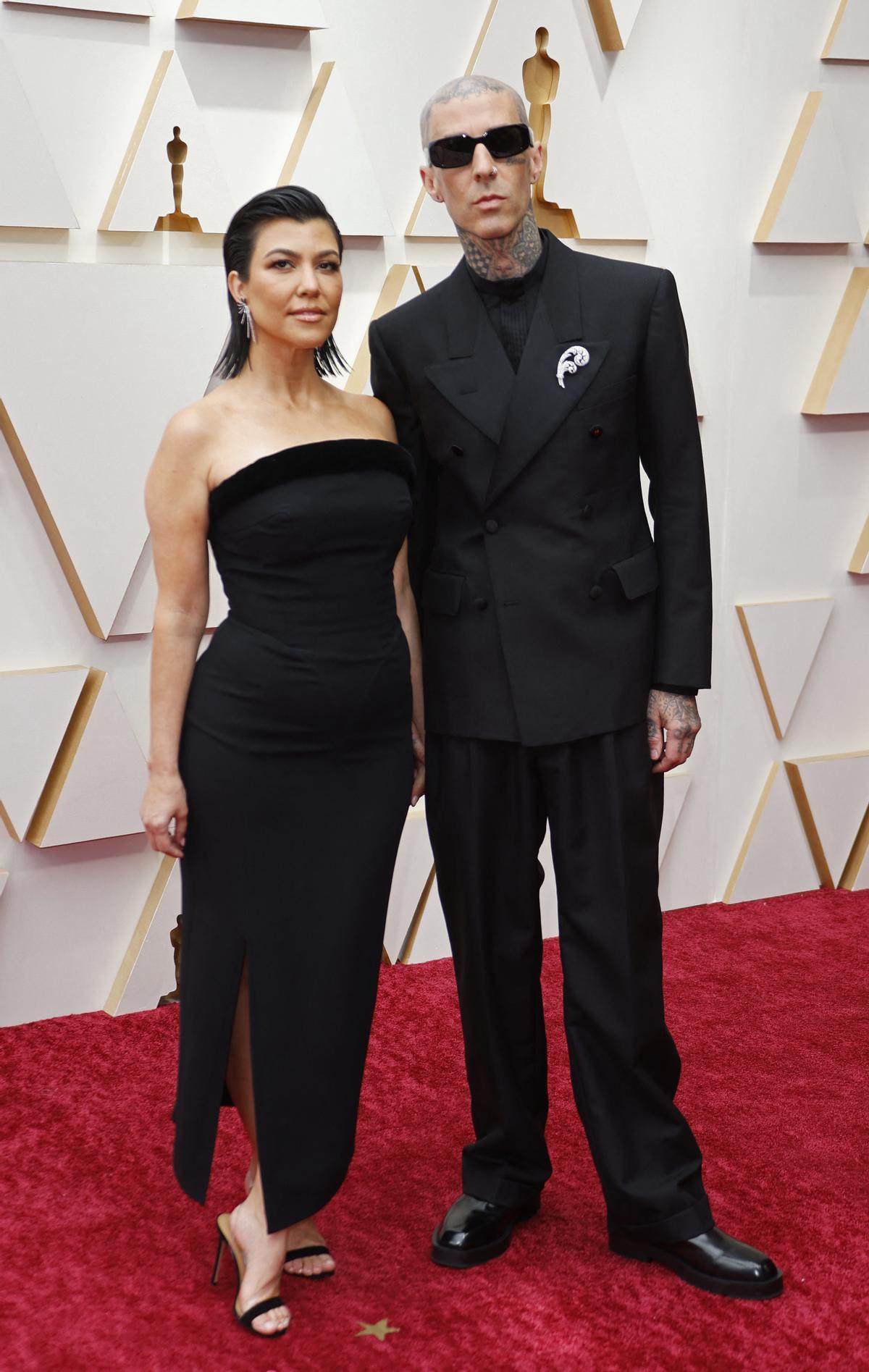 Kourtney Kardashian y Travis Barker, en la alfombra roja de los Oscars 2022