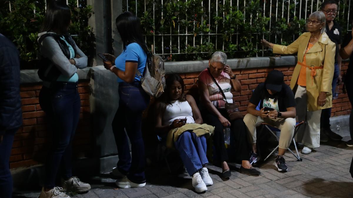 Los venezolanos han reportado largas colas a las afueras de los centros de votación en varias regiones.
