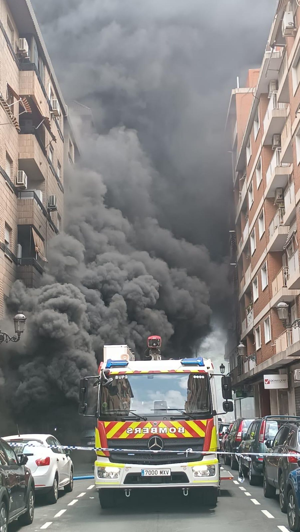 La nube de humo tras un camión de bomberos