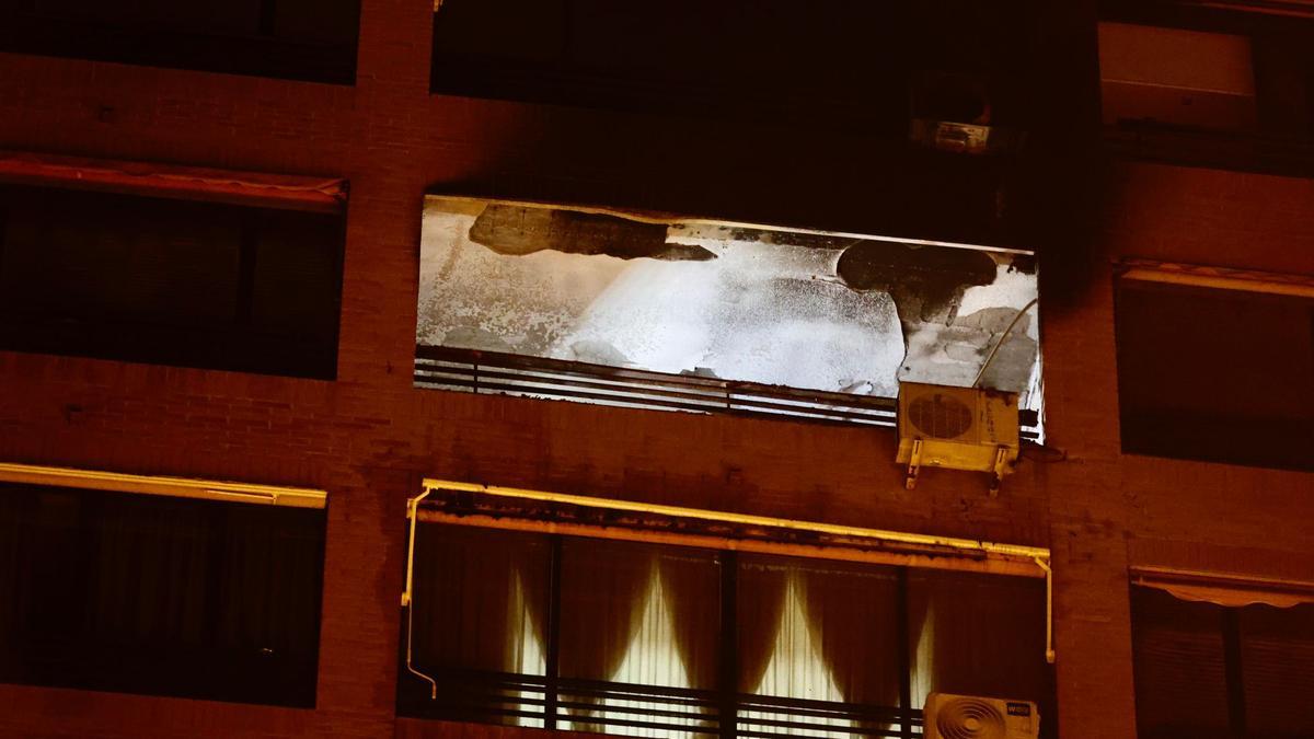 Balcón de la vivienda afectada, que ha quedado totalmente calcinada y cuyo ocupante ha resultado herido.