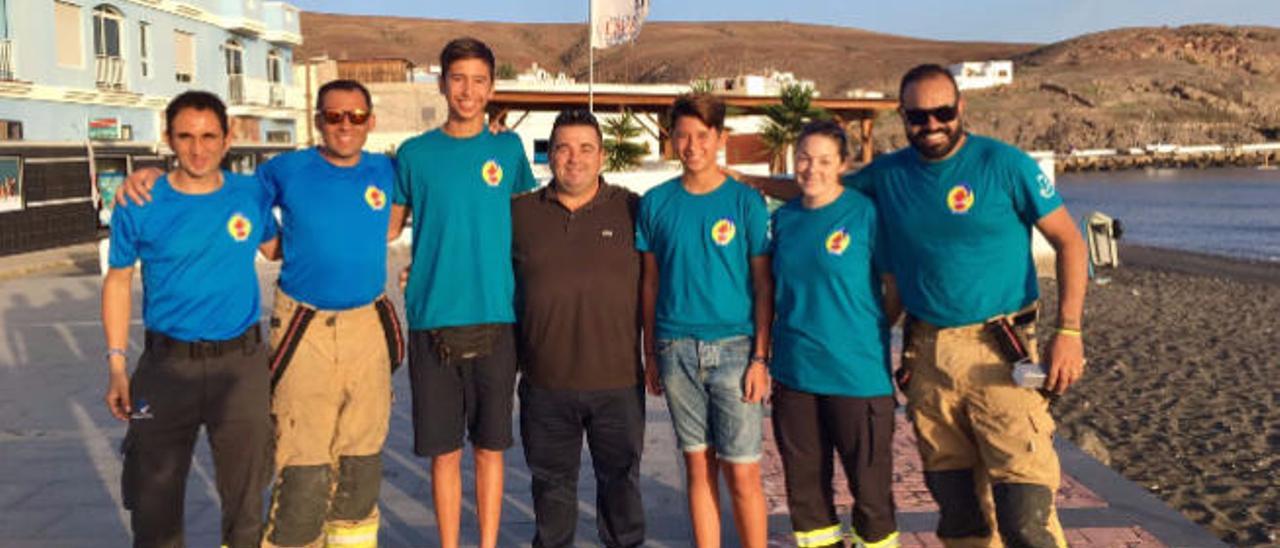 Los hermanos Jaime y Alejandro Franco Cabrera acompañados por miembros del Servicio de Seguridad y Emergencias del Cabildo de Fuerteventura.