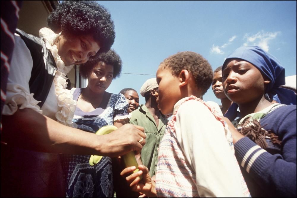 Winnie Mandela en una imagen de 1996 llegando a la ciudad de Brandfort, donde estuvo exiliada durante nueve años. AFP PHOTO / GIDEON MENDEL