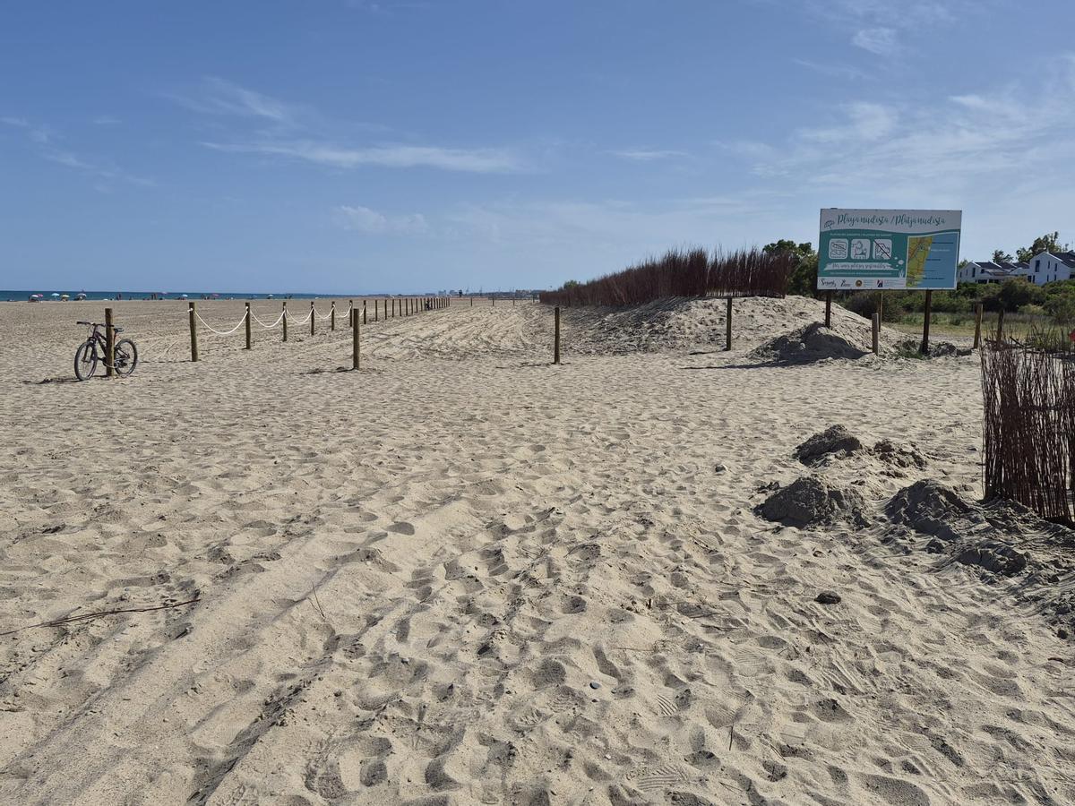 Acceso norte a la playa nudista hace unas semanas.