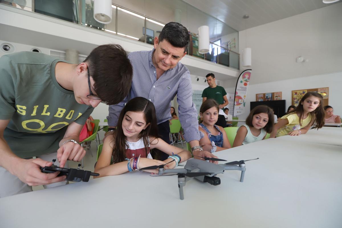 Centro de Educación Vial del Ayuntamiento habrá un taller de pilotaje de drones para niños de 9 a 14 años, dentro del programa Diviertete en Verano, que organiza la Delegación de Educación e Infancia del Ayuntamiento y ofrece actividades educativas y de ocio a lo largo del mes de julio