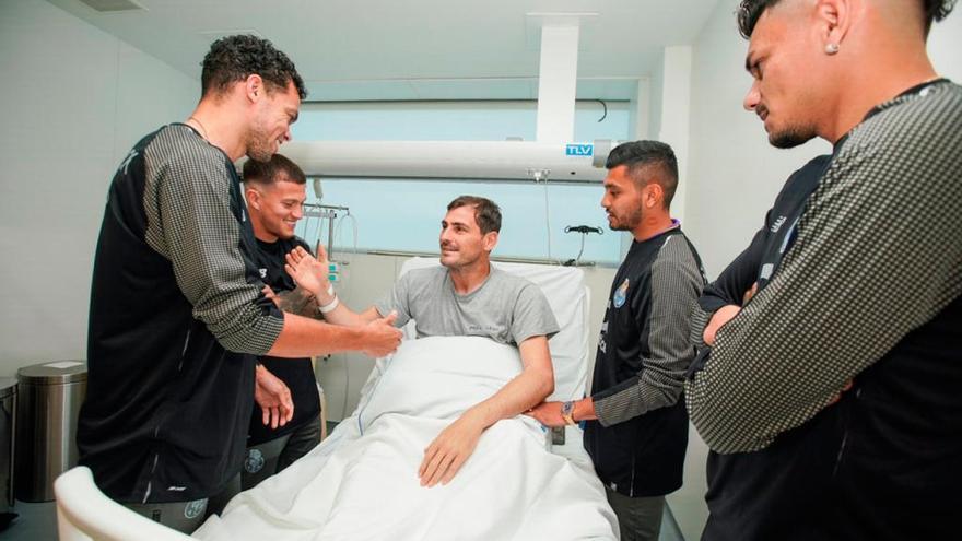 Iker Casillas, junto a sus compañeros del Oporto en el hospital. // EFE