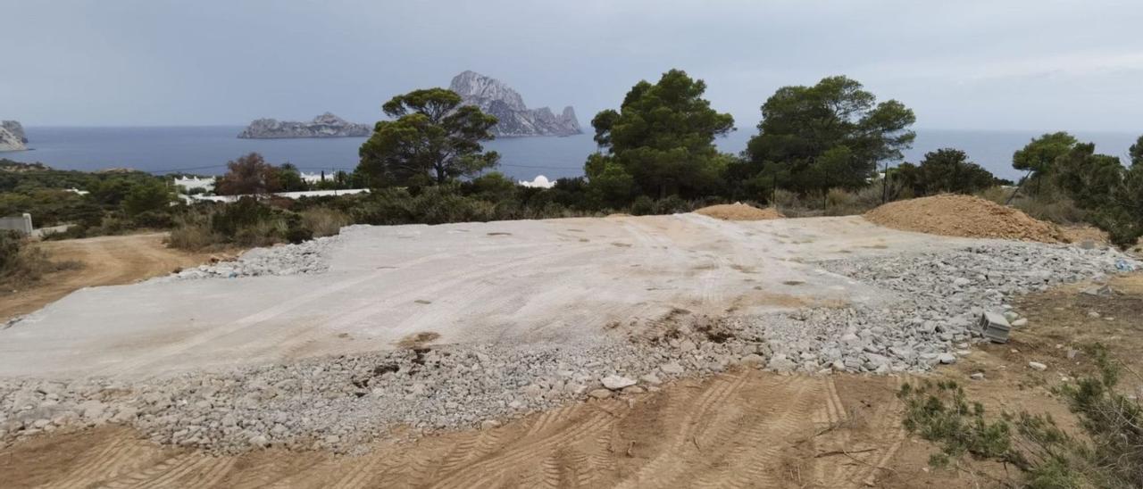 Resultado de la demolición por orden del Consell de una vivienda ilegal en la zona protegida de Cala d’Hort. | D. I.