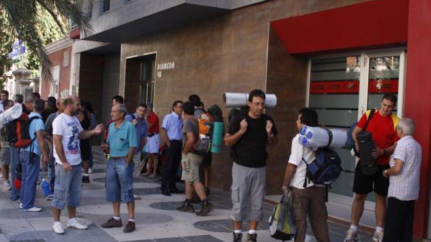 Con las mochilas y los sacos de dormir preparados