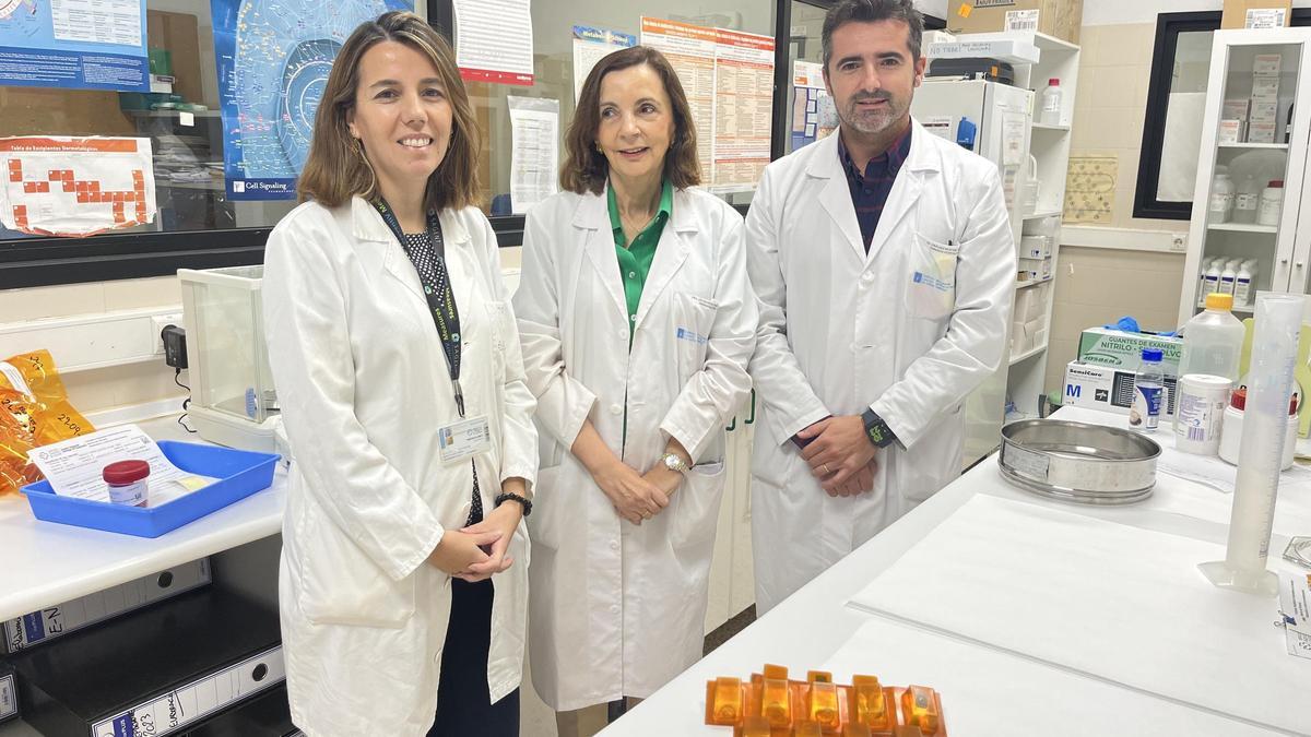 La doctora María Luz Couce, flanqueada por los farmacéuticos Irene Zarra y Chema Giraldez, participantes en este estudio pionero del CHUS