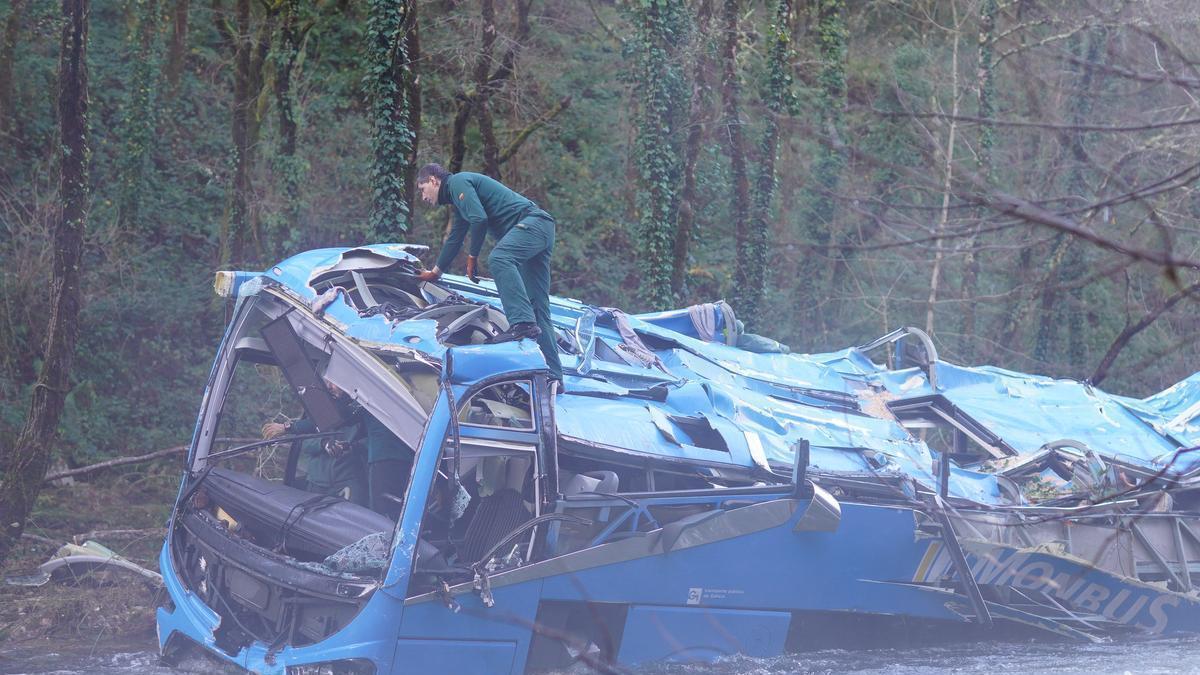 Comienza el operativo para recuperar el autobús siniestrado en el Lérez