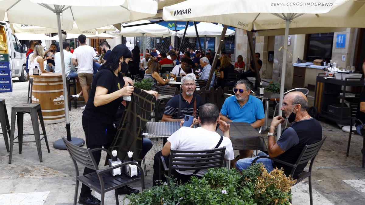Varias personas toman algo en un bar de Alcañiz, durante la celebración del mundial del Moto GP en la localidad.