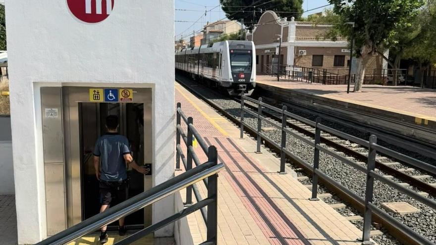 La instalación de ascensores y un nuevo paso inferior en la estación de l'Alcúdia evita que los viajeros crucen las vías
