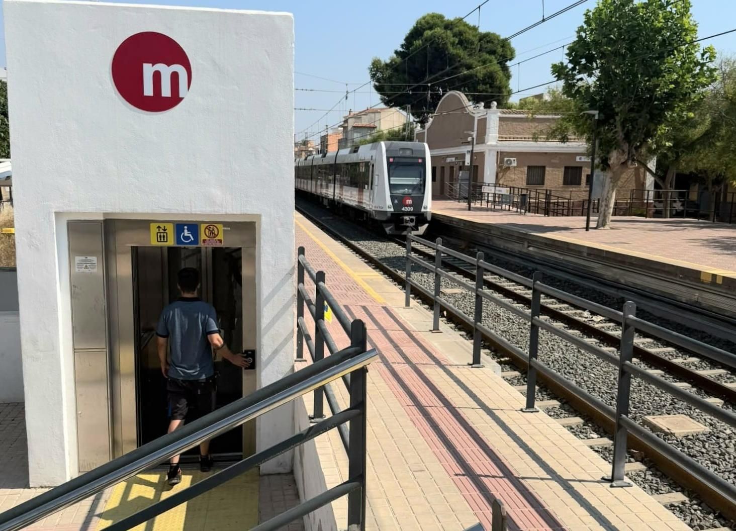 Uno de los ascensores en la estación de Metrovalencia de l'Alcúdia.