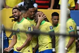Raphinha y Vinícius salvan a Brasil ante Colombia en el último suspiro