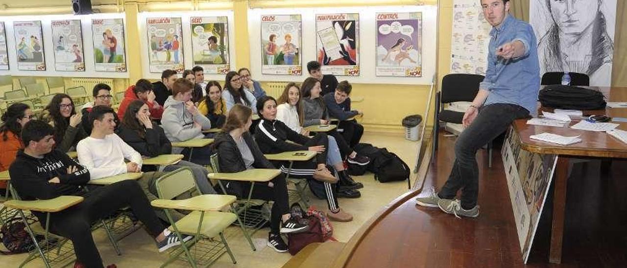 Daniel Sousa Rodríguez, onte, durante a charla no IES Laxeiro. // Bernabé/Javier Lalín