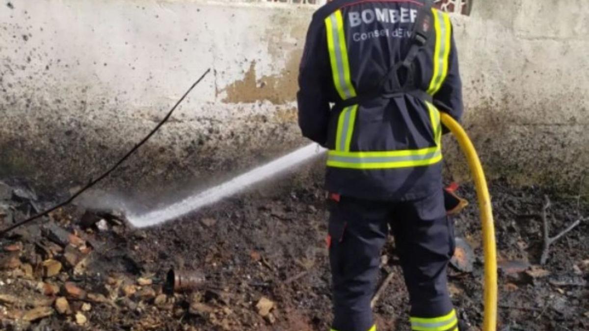 Un bombero sofoca las llamas del fuego localizado en es Canar. | IBANAT